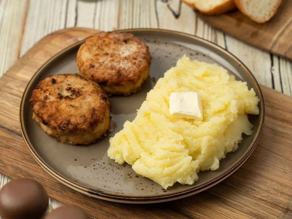 Chicken Cutlets with Mashed Potatoes